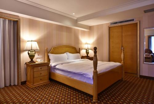 Honeymoon Suite image 9