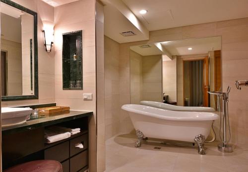 Honeymoon Suite image 4