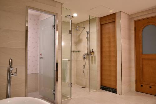 Honeymoon Suite image 5