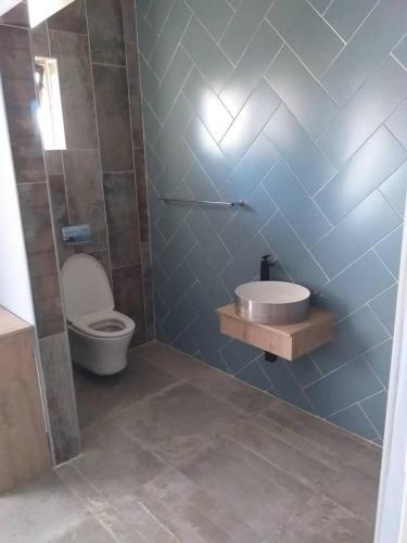 ห้องน้ำ, Beautiful No Fuss Serene 3 Bed House in Bulawayo in บูลาวาโย