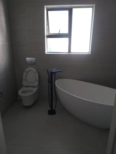 ห้องน้ำ, Beautiful No Fuss Serene 3 Bed House in Bulawayo in บูลาวาโย