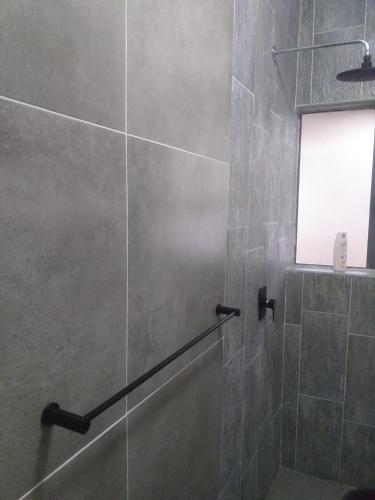 ฝักบัว, Beautiful No Fuss Serene 3 Bed House in Bulawayo in บูลาวาโย