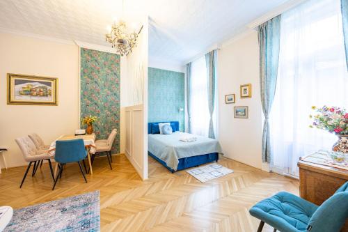 Deluxe Home in Art Nouveau House- with GARAGE, Budapest