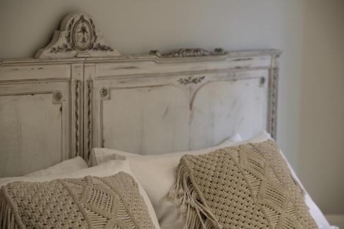 Vintage Romance Patio Apartment by Oteego - image 4