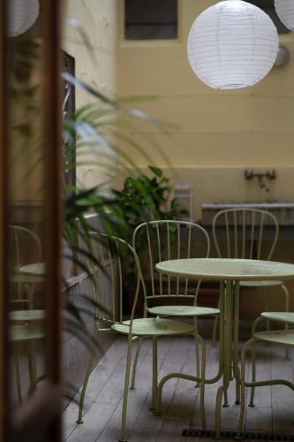 Vintage Romance Patio Apartment by Oteego - image 14