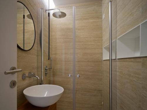 Bright 3-Bedroom Apartment with Patio in Florence Historic Center Near Duomo - image 14