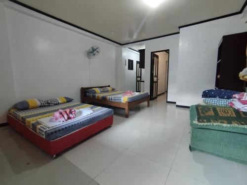 2 double beds, 1 twin bed