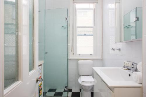 Intimate Studio Apartment with Balcony in Glebe - image 7