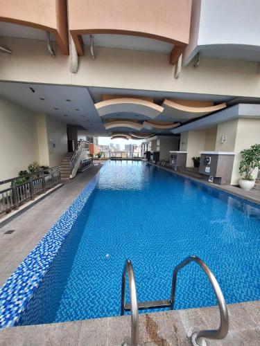 BirchTower Studio Condo with Balcony & Pool - Carosa Staycation, Manila