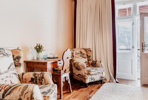 1 king bed, 1 sofa bed