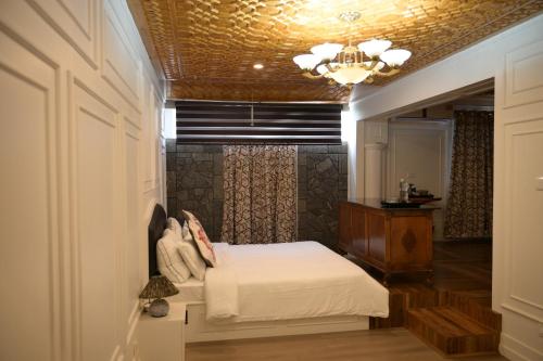 Tree of Life Lakeside Cottage Srinagar - image 3