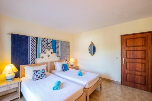2 bedrooms, 4 beds