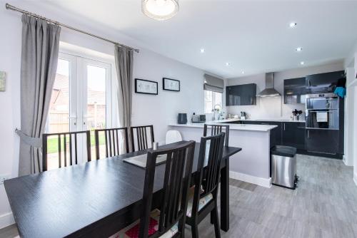 廚房, 4 Bedroom Detached House Ideal for Families and Corporate Stays in Radcliffe on Trent in 霍姆皮亞爾邦特