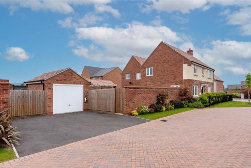 4 Bedroom Detached House Ideal for Families and Corporate Stays in Radcliffe on Trent