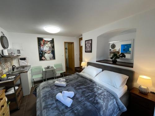 1 queen bed