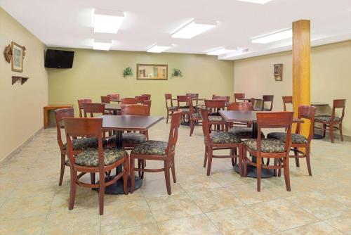 Super 8 by Wyndham St. Clair MO - image 3