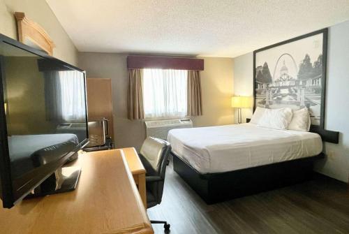 Super 8 by Wyndham St. Clair MO - image 10