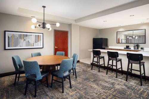 Embassy Suites Lincoln - image 2
