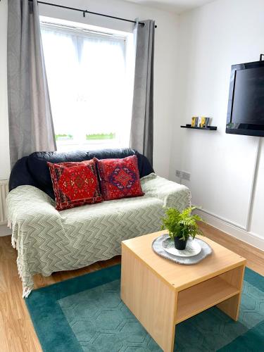 Crescent Apartment - Modern 1 Bedroom First Floor, Goodmayes