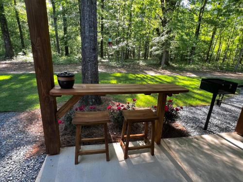 Romantic Gazebo Cottage w Hot Tub & Pond - image 3