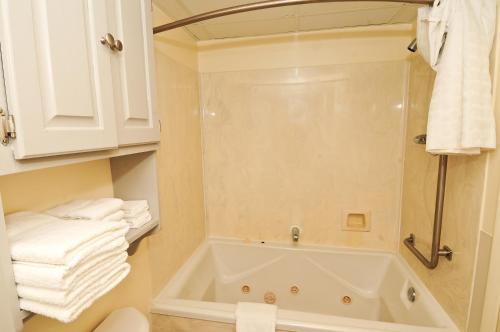 2 Room Oceanfront Efficiency Suite with 2 Queen Beds and 1 Sleeper Sofa - T1 image 10