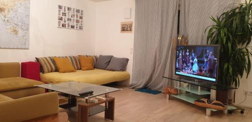 Bright 3-Rm, 2 Bathrooms, up to 8, ICM, 15 min to City Center, Parking Balcony
