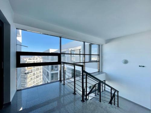 Modern Sunny & Airy APT in Business Area & Airport Parking spot