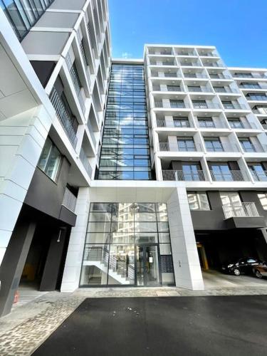 Modern Sunny & Airy APT in Business Area & Airport Parking spot