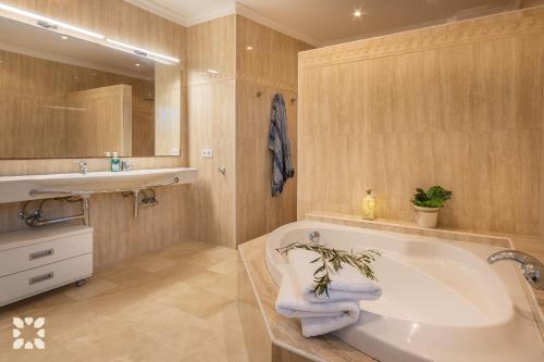 Fürdőszoba, Villa Venus by Abahana Villas in Benimeit