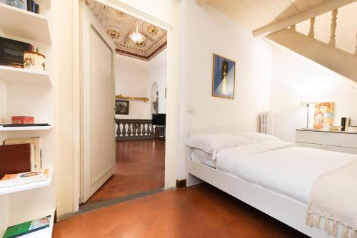Santo Spirito Frescoed 6 sleeps apartment - image 13