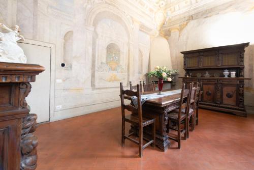 Santo Spirito Frescoed 6 sleeps apartment - image 12