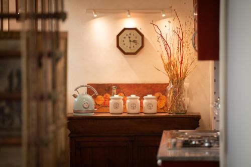 Santo Spirito Frescoed 6 sleeps apartment - image 4