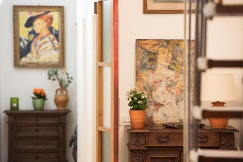 Santo Spirito Frescoed 6 sleeps apartment - image 2