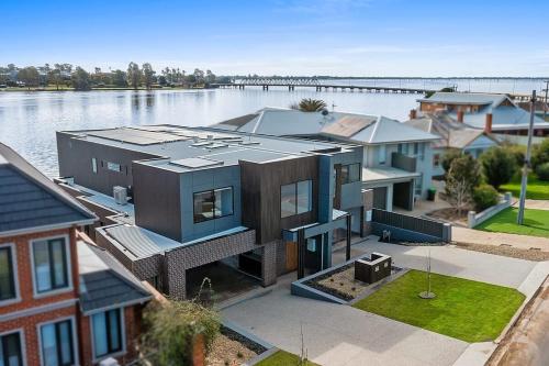 7 bedrooms, 8 beds