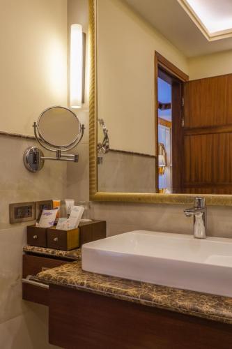 Luxury room  image 2