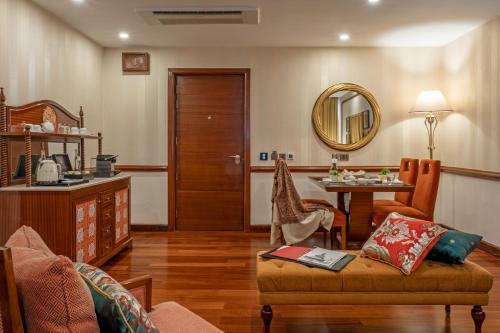 Luxury Suite image 6