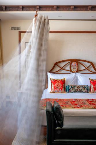 Luxury Suite image 5
