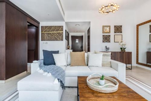 Stunning 1-Bedroom Apartment with full Burj Khalifa View - 5-min walk to Dubai Mall, Дубай (фото 3)