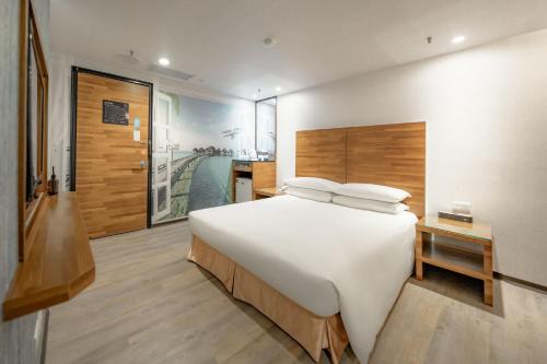 Standard Double Room - No Window image 10