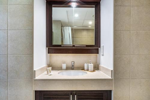 Stunning 1-Bedroom Apartment with full Burj Khalifa View - 5-min walk to Dubai Mall, Дубай (фото 10)