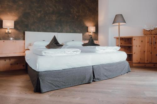1 queen bed, 1 sofa bed