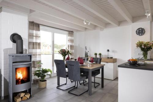Haus Norwald - tolles Ferienhaus direkt am See für bis zu 4 Personen mit Sauna und Kaminofen - Haustiere herzlich willkommen in Nordhorn, Deutschland