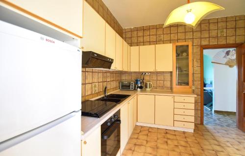 廚房, Nice Apartment In Perdifumo With House Sea View in 佩爾迪福莫