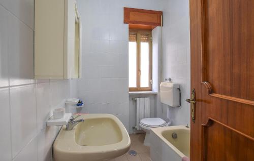 浴室, Nice Apartment In Perdifumo With House Sea View in 佩爾迪福莫