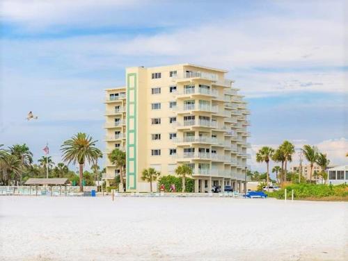 Jamaica Royale Beachfront Tower in Siesta Key, USA