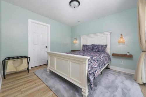 Channel Charmer - Located on Gun Lake - prime spot! - image 10