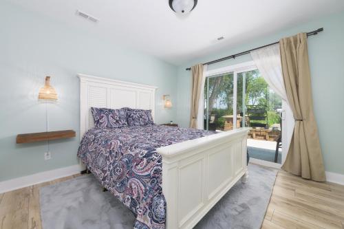Channel Charmer - Located on Gun Lake - prime spot! - image 4
