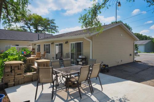 Channel Charmer - Located on Gun Lake - prime spot! - image 2