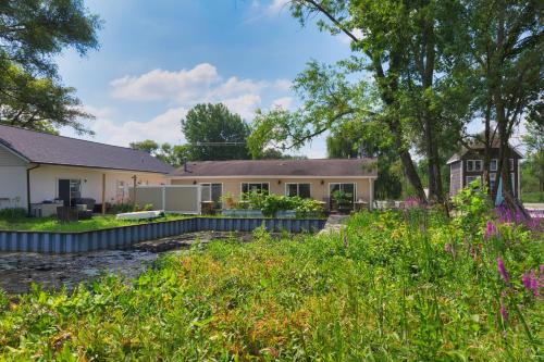 Channel Charmer - Located on Gun Lake - prime spot! - image 9