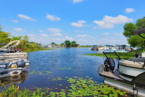 Channel Charmer - Located on Gun Lake - prime spot! - image 13